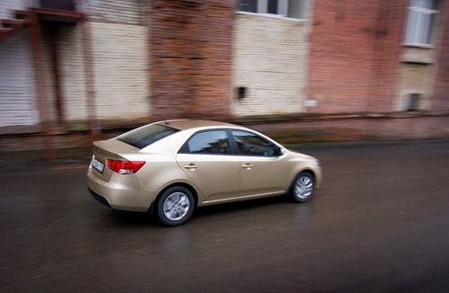 Компания Kia сейчас славится дизельными двигателями, но на Cerato они, к сожалению, не ставятся. В России этот седан продается только с двумя бензиновыми агрегатами объемом 1,6 и 2,0 литра. Первый развивает мощность в 126 лошадиных сил, а второй - 156 "лошадей". Оба мотора можно заказать как с пятиступенчатой "механикой", так и с четырехступенчатым автоматом Компания Kia сейчас славится дизельными двигателями, но на Cerato они, к сожалению, не ставятся. В России этот седан продается только с двумя бензиновыми агрегатами объемом 1,6 и 2,0 литра. Первый развивает мощность в 126 лошадиных сил, а второй - 156 "лошадей". Оба мотора можно заказать как с пятиступенчатой "механикой", так и с четырехступенчатым автоматом