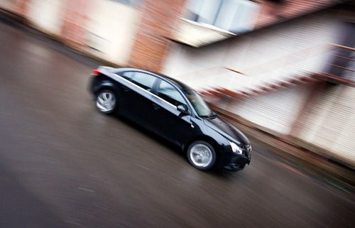 Российский Cruze получил всего два бензиновых двигателя - 109-сильный мотор объемом 1,6 литра и движок объемом 1,8 литра и мощностью 141 лошадиную силу, хотя в Европе успешно продается седан с двухлитровым турбодизелем мощностью 150 "лошадей". Как обещают в "Шевроле", чуть позже появится еще один бензиновый движок - турбированый, объемом 1,4 литра и мощностью 139 лошадиных сил Российский Cruze получил всего два бензиновых двигателя - 109-сильный мотор объемом 1,6 литра и движок объемом 1,8 литра и мощностью 141 лошадиную силу, хотя в Европе успешно продается седан с двухлитровым турбодизелем мощностью 150 "лошадей". Как обещают в "Шевроле", чуть позже появится еще один бензиновый движок - турбированый, объемом 1,4 литра и мощностью 139 лошадиных сил